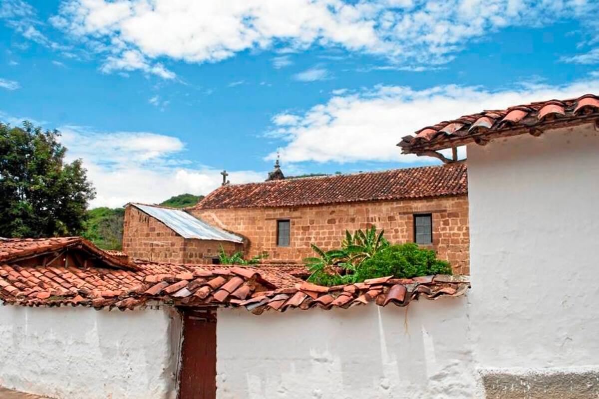 Evitar que las tejas de zinc, que de manera transitoria se instalaron en el techo de la Capilla Santa Lucía, se conviertan en permanentes, es el objetivo del párroco de Guane Daniel Carreño, y para ello espera ayuda del Gobierno Nacional y Departamental. (Foto: Nelly Vecino P./VANGUARDIA LIBERAL)