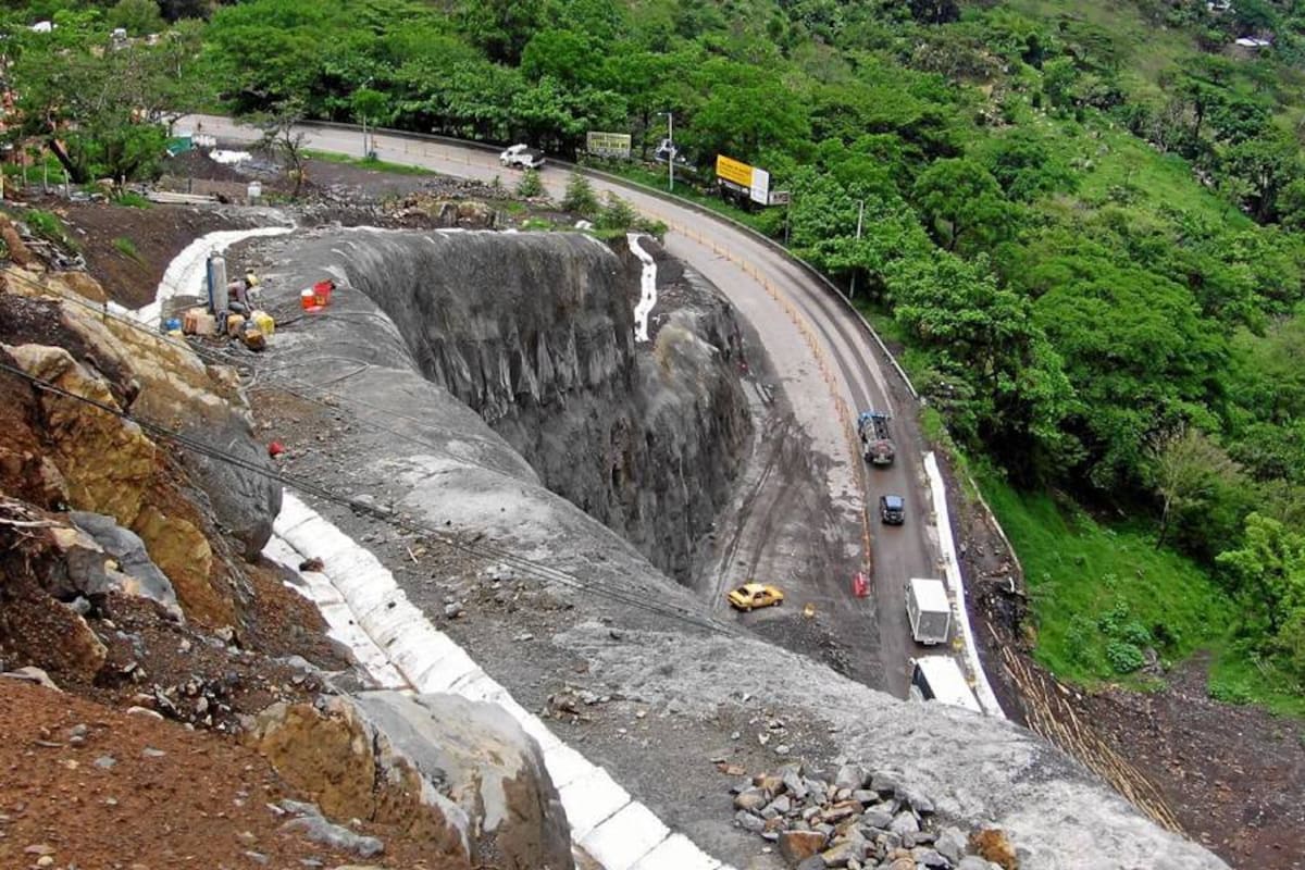Avanzadas se encuentran las obras ejecutadas por la Concesión Comuneros, en el Teherán, que pronto permitirán restablecer la normalidad del tráfico en este sector. (Foto: Luis Fernando Martínez Vargas/VANGUARDIA LIBERAL)