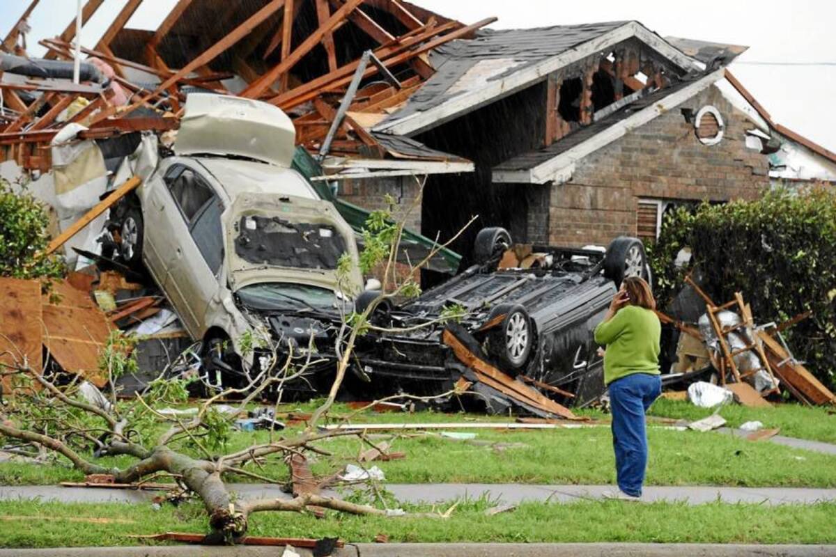 Una mujer habla por teléfono a las afueras de su casa destruida luegp del paso de un tornado en Lancaster, Texas, el pasado martes. (Foto: EFE / VANGUARDIA LIBERAL)