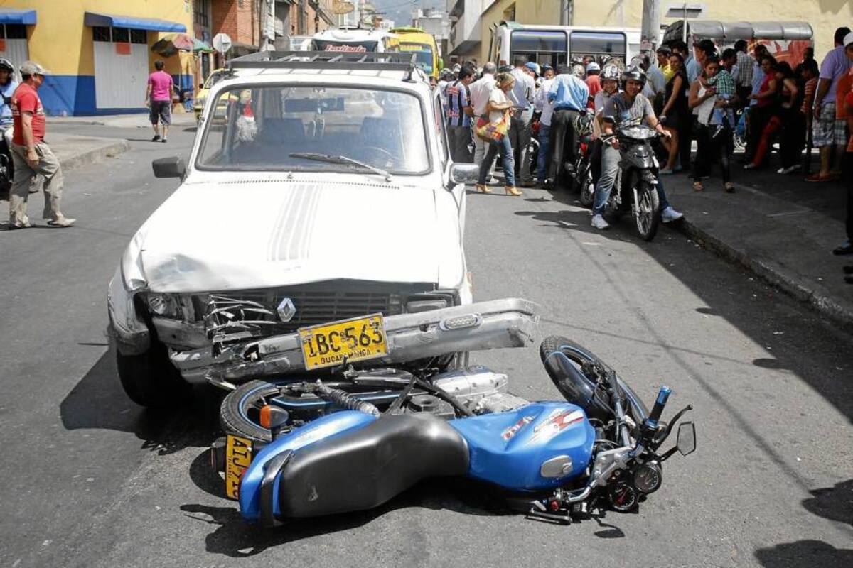 El accidente se presentó ayer a las 11:55 de la mañana en la esquina de la calle 34 y carrera 13 de Bucaramanga. (Foto: Javier Gutiérrez/VANGUARDIA LIBERAL)
