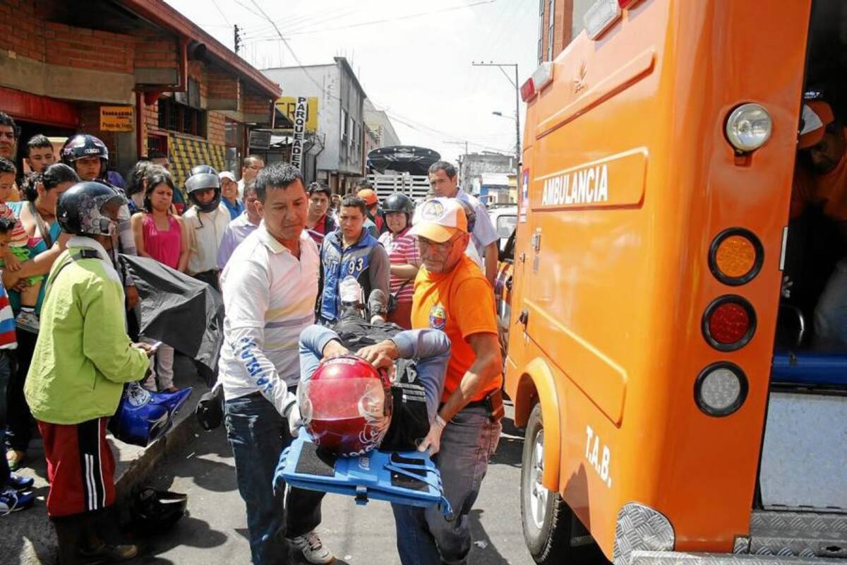 La víctima fue trasladada en la ambulancia de la Defensa Civil a la Clínica La Merced. (Foto: Javier Gutiérrez/VANGUARDIA LIBERAL)
