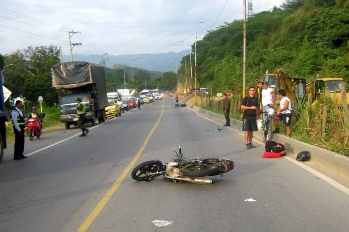 El accidente más grave ocurrió a las 6:30 de la mañana en el kilómetro 2 en la vía Bucaramanga-Girón, donde dos motocicletas chocaron de frente.