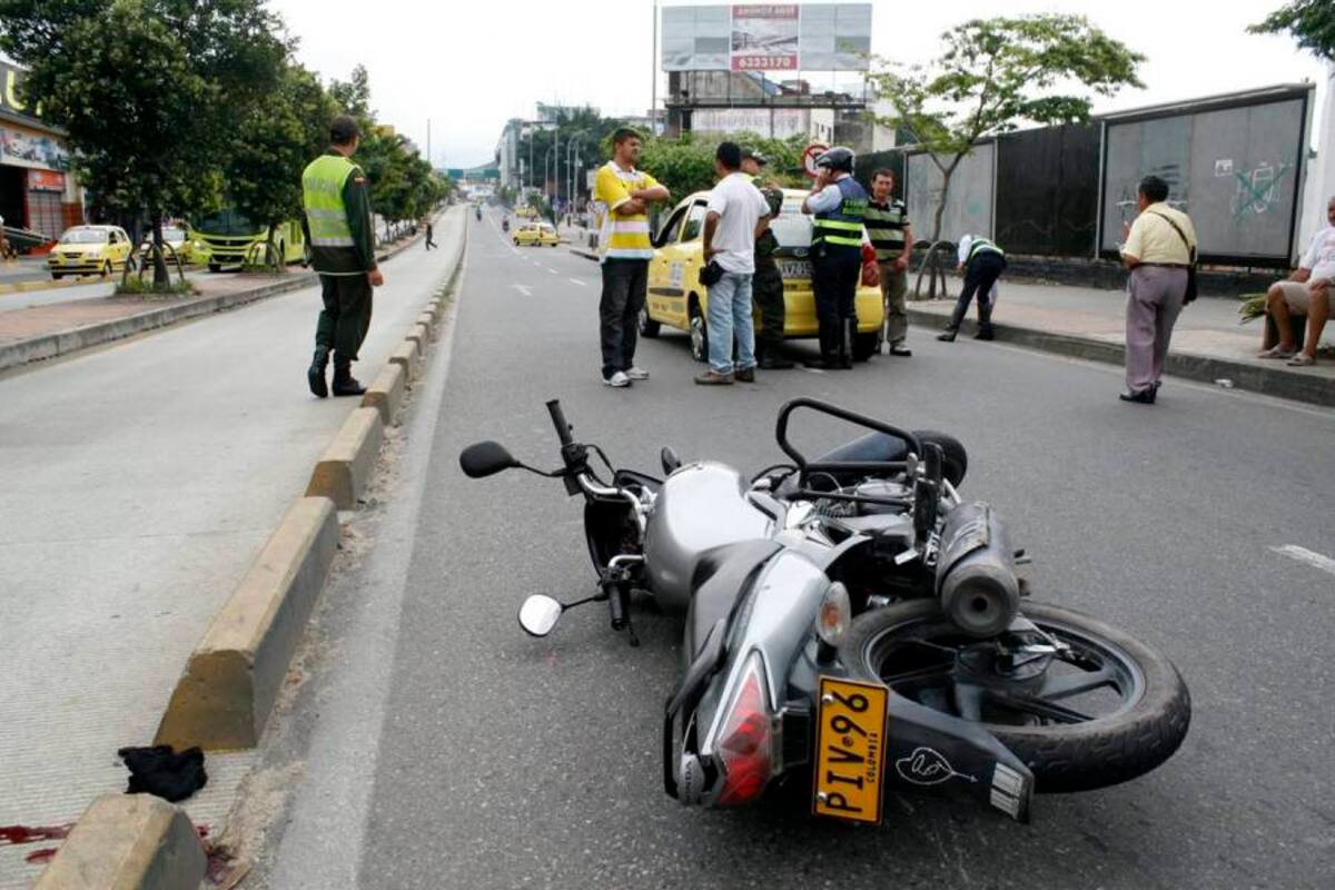 A las 9:00 de la mañana de ayer un motociclista resultó gravemente herido luego de que chocó contra un taxi en la diagonal 15 en sentido norte-sur, en inmediaciones de la iglesia Perpetuo Socorro.