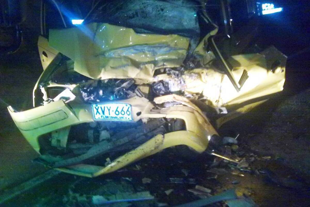 Así quedó el vehículo conducido por Néstor Gustavo Sánchez. El taxista perdió la vida bajando del Aeropuerto Internacional Palonegro. La pasajera que transportaba está herida en una clínica del sur. (Foto: Suministrada/VANGUARDIA LIBERAL)