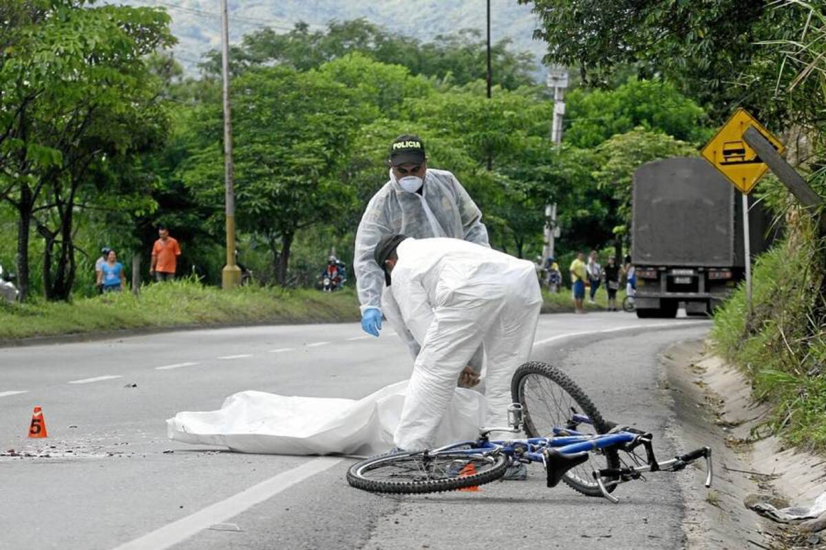 El fatal accidente de tránsito se registró ayer a las 11:30 de la mañana en el kilómetro 6+50 metros en el anillo vial en el carril que de Floridablanca conduce a Girón. (Foto: Marco Valencia/ VANGUARDIA LIBERAL )