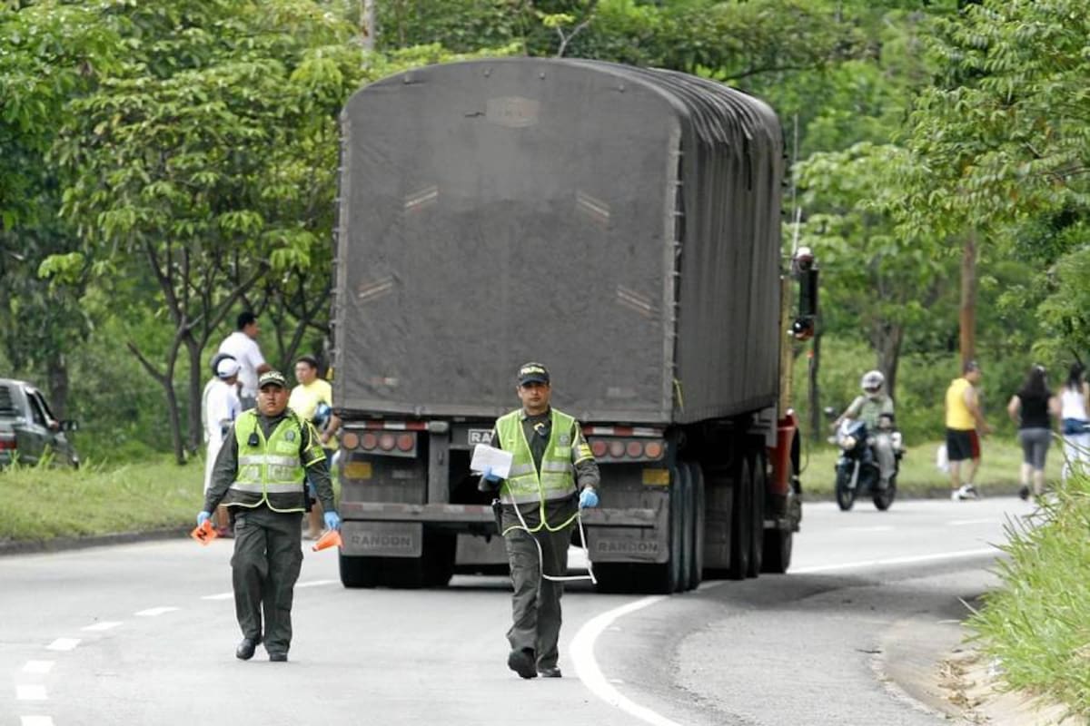 El caso fue atendido por la Unidad Móvil del Laboratorio de Criminalística de la Policía de Tránsito que trasladó el cadáver al Instituto Nacional de Medicina Legal y Ciencias Forenses, seccional Bucaramanga. (Foto: Marco Valencia/VANGUARADIA LIBERAL )