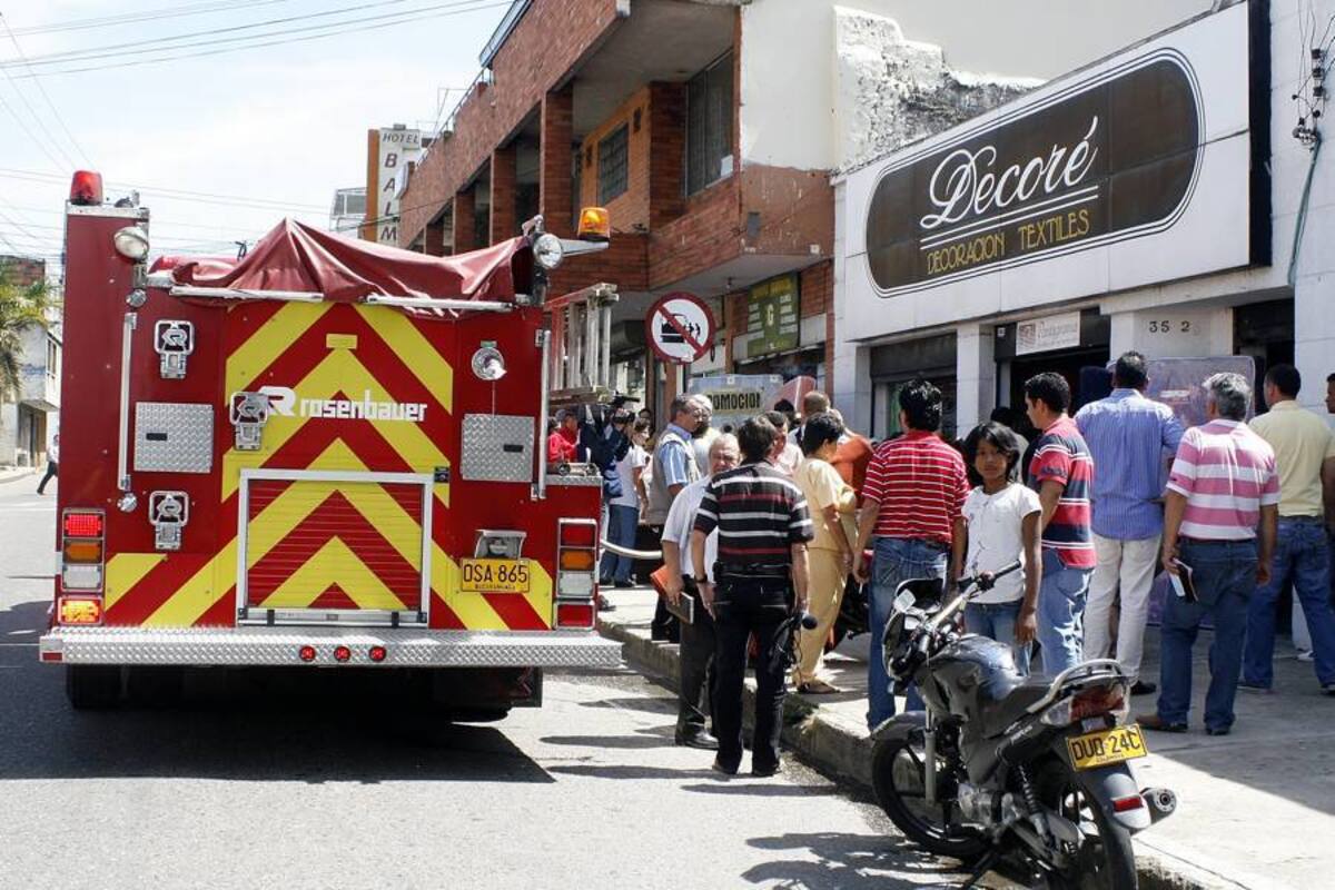 Los Bomberos lograron controlar la emergencia que, según las autoridades, habría dejado pérdidas cercanas a los $100 millones. (Foto: Marco Valencia/VANGUARDIA LIBERAL)