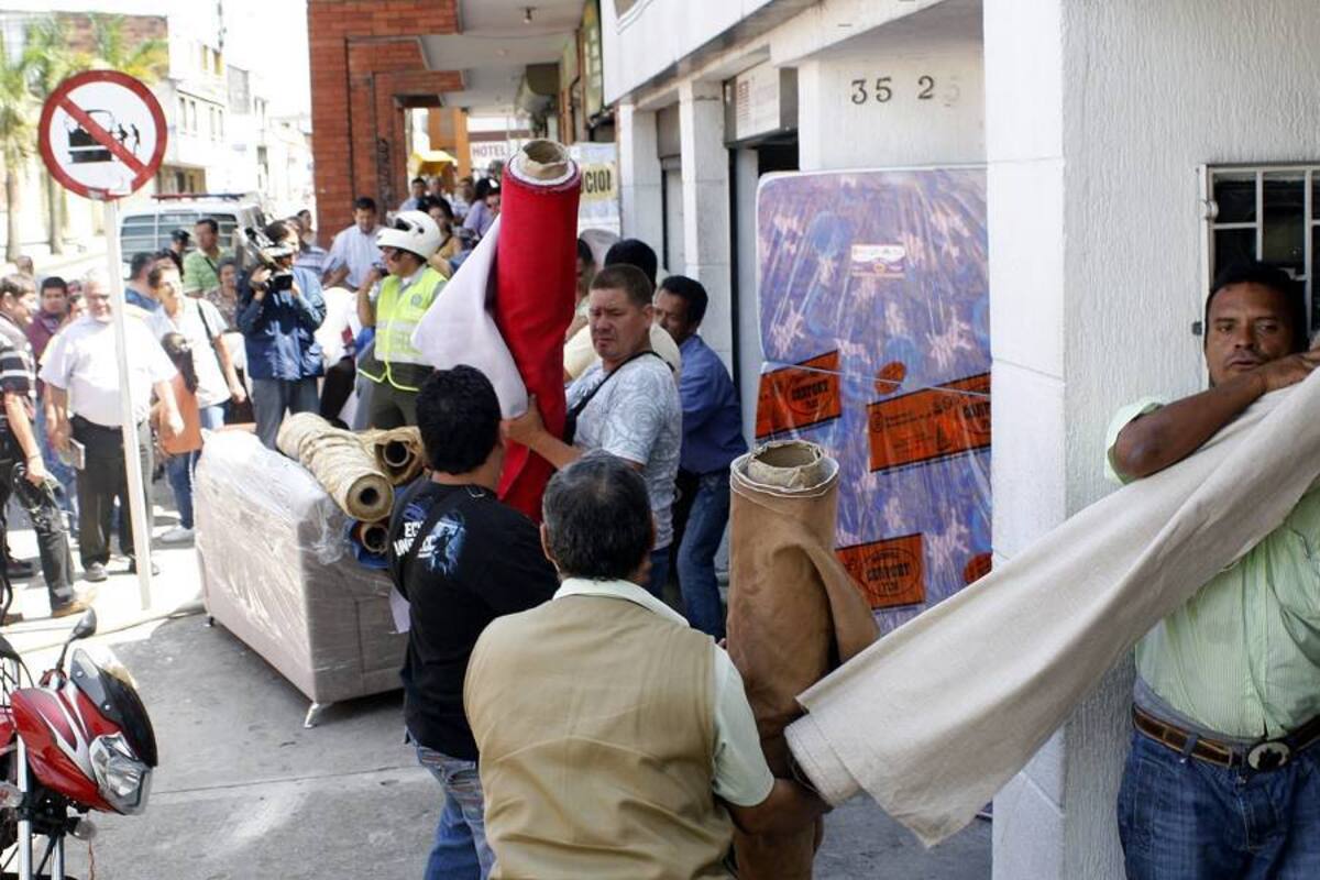 El incendio se registró a las 9:45 de la mañana en la bodega de un almacén de textiles y colchones ubicado en la carrera 21 entre calles 35 y 36. (Foto: Marco Valencia/VANGUARDIA LIBERAL)
