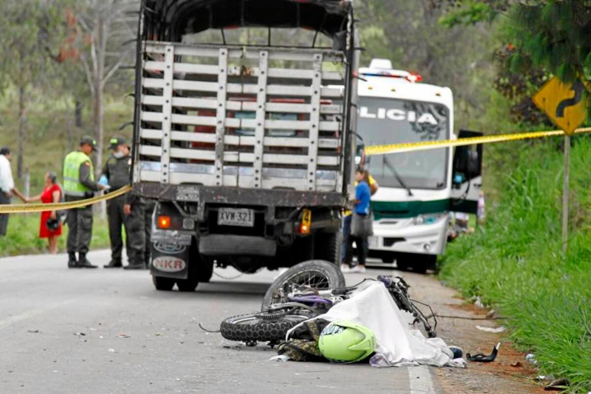 Dos motociclistas murieron al estrellarse contra un camión (Foto: Marco Valencia/VANGUARDIA LIBERAL )