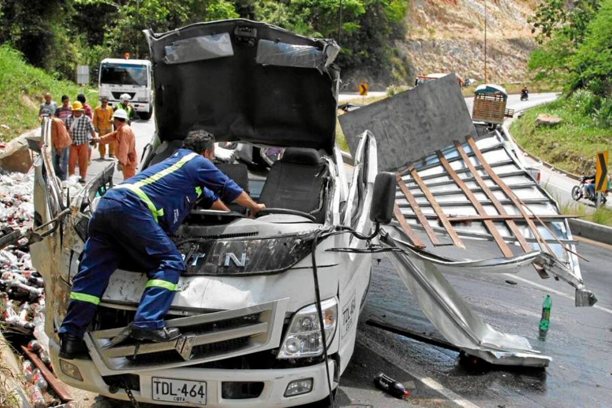 El accidente de tránsito se registró ayer a las 11:00 de la mañana a pocos metros de la entrada al barrio Bellavista, en Girón. Los dos ocupantes del camión sufrieron múltiples heridas. (Foto: Marco Valencia/VANGUARDIA LIBERAL )