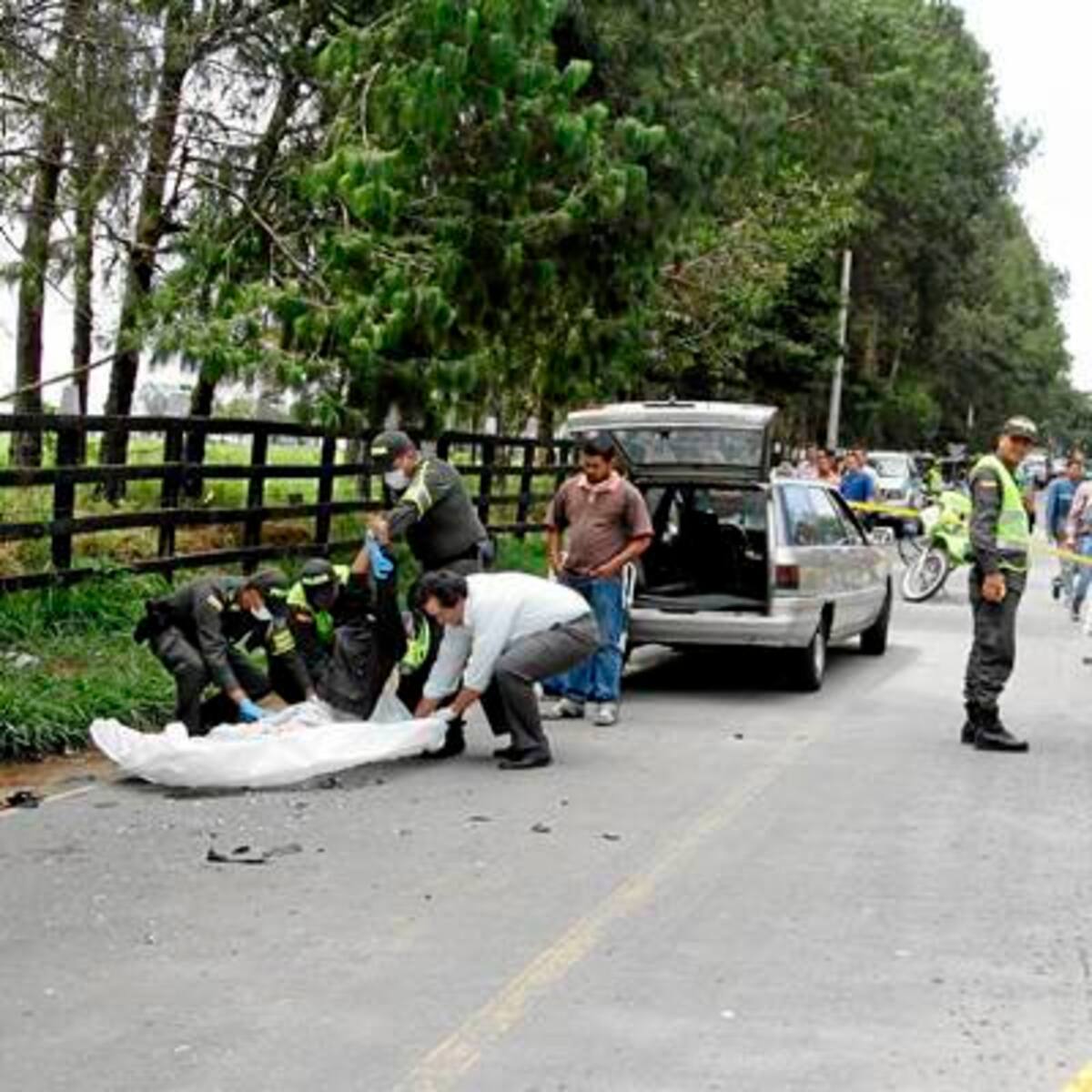 Durante cerca de una hora la vía donde se presentó el choque estuvo cerrada. La Policía realizó el levantamiento de los cadáveres. (Foto: Marco Valencia/VANGUARDIA LIBERAL )