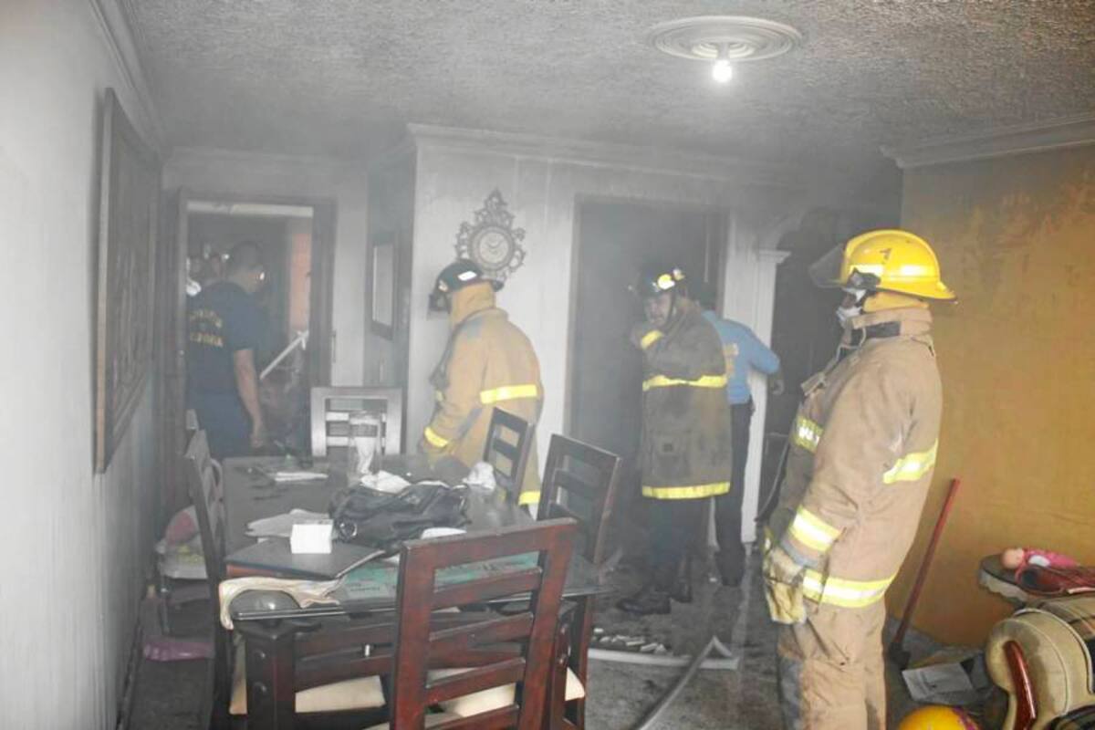 Luego de varios minutos los Bomberos lograron controlar las llamas que se originaron en el cuarto de ropas. (Foto: Nelson Díaz / VANGUARDIA LIBERAL)