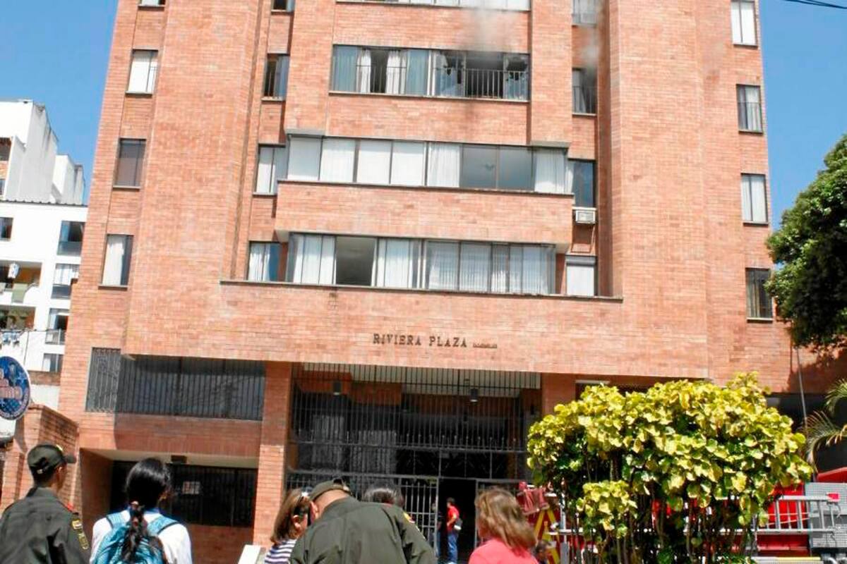 El incendio se registró ayer a las 11:00 de la mañana en uno de los apartamentos del tercer piso del edificio Riviera Plaza, localizado en la calle 33 con carrera 31 de Bucaramanga. (Foto: Nelson Díaz / VANGUARDIA LIBERAL)
