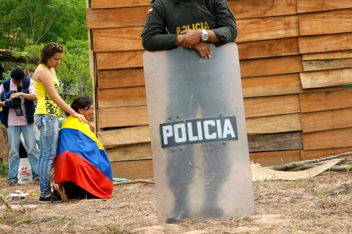 Esta mujer suplica que no le destruyan su vivienda. (Foto: César Flórez/VANGUARDIA LIBERAL)