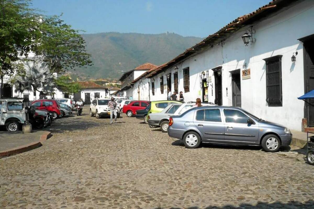 Sigue parqueo irregular en el casco antiguo de Girón