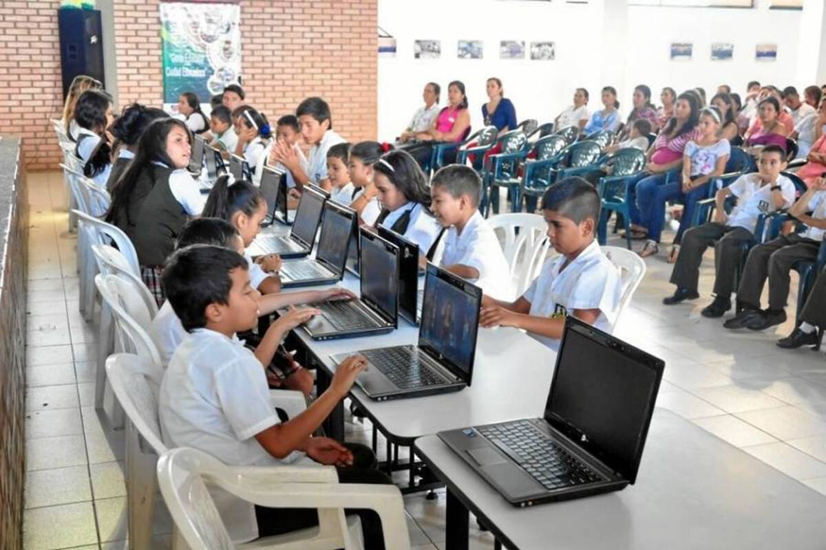 Los estudiantes de los colegios oficiales de Piedecuesta recibieron equipos de computo del programa Computadores para Educar. (Foto: Suministrada/VANGUARDIA LIBERAL )