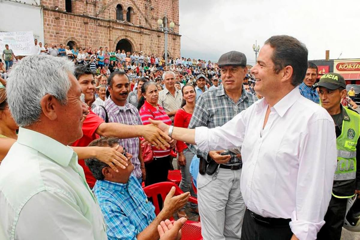 El Ministro de Vivienda, Ciudad y Territorio Germán Vargas Lleras firmó el inicio de nuevas obras dentro del programa Agua para todos” (Foto: Mauricio Betancourt/ VANGUARDIA LIBERAL )