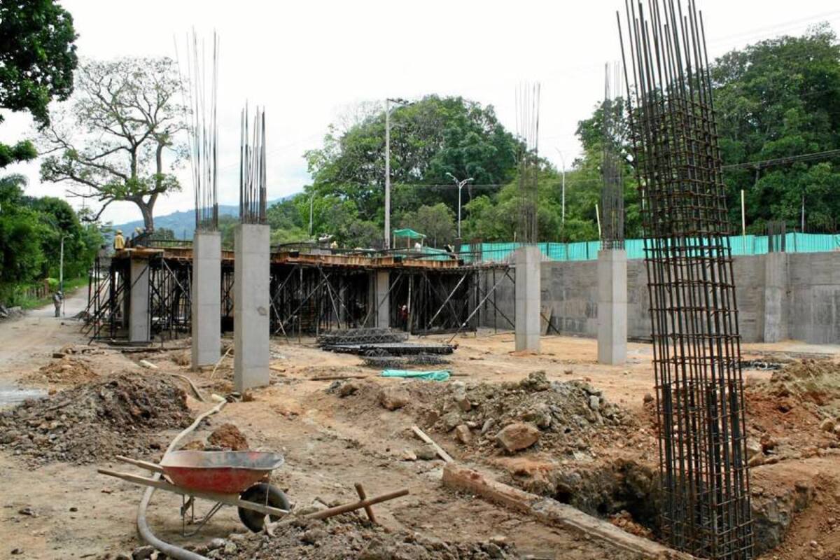 El Municipio a través de Planeación dio a conocer la posibilidad de revocar algunas licencias que considera fueron mal diligenciadas. En la gráfica, una de las obras intervenidas por el Gobierno a la entrada de Piedecuesta. (Foto: Mauricio Betancourt/VANGUARDIA LIBERAL )