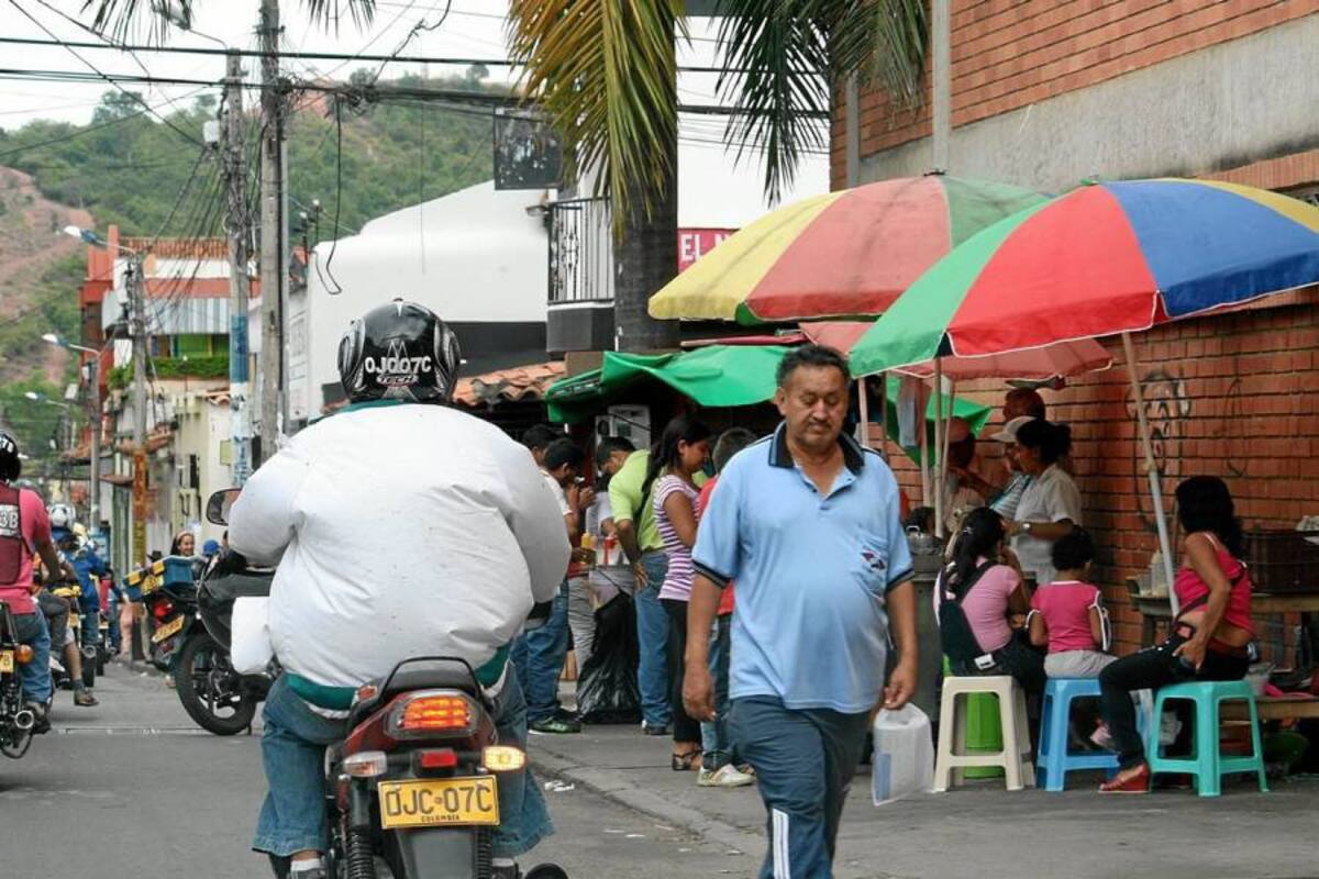 El Gobierno avanza con los planes operativos de recuperación del espacio público. En la gráfica, labores de reubicación de ventas estacionarias en la intersección de la carrera 9 con calle 9 (Foto: Mauricio Betancourt/VANGUARDIA LIBERAL)