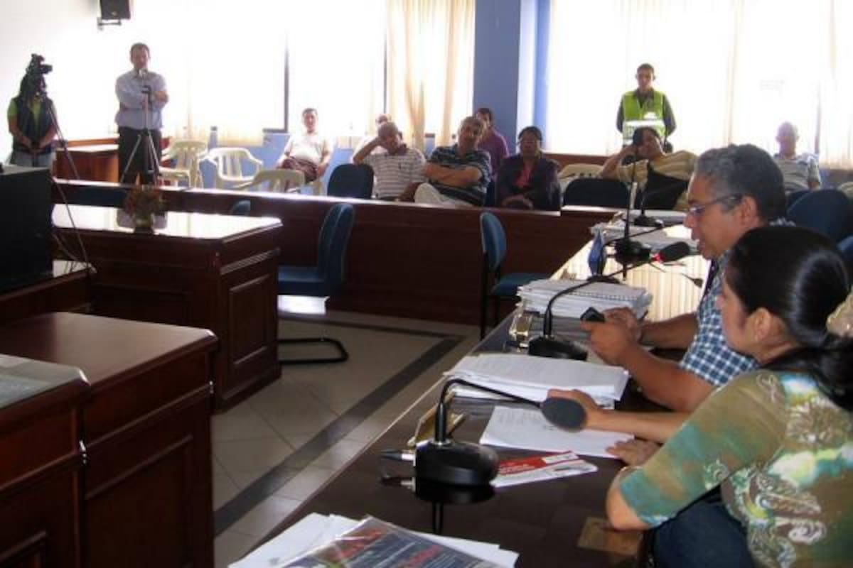 Aspectos de la audiencia pública celebrada en el recinto del Concejo Municipal del Socorro, que estaba prevista para las 10 de la mañana e inició 20 minutos después, donde únicamente asistieron los concejales Carlos Bayona, Mery Derbi Díaz, Hugo Buelvas y Jorge Porras. (Foto: Nancy Gómez /VANGUARDIA LIBERAL)