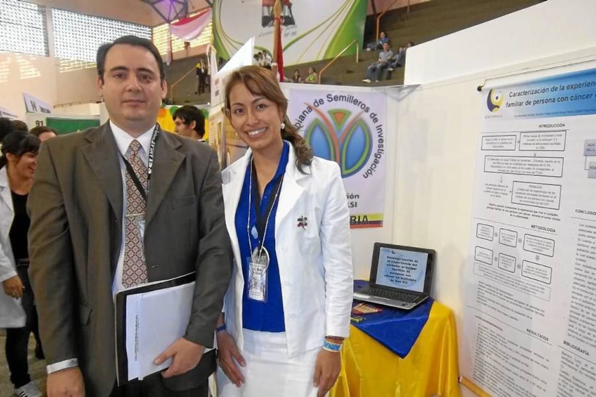 Ana Mercedes Sánchez Aparicio, representante del grupo de investigación del programa de enfermería junto a uno de los evaluadores de la Sexta Feria de Ciencias y Tecnología, en Paraguay (Foto: Suministrada /VANGUARDIA LIBERAL)