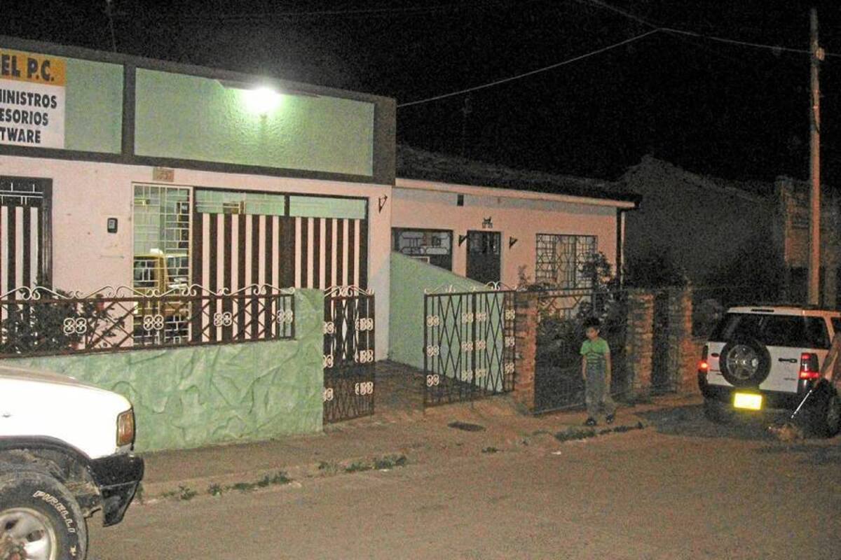 Esta vivienda y su local comercial en el barrio Chiquinquirá de Socorro fueron saqueados por una banda de ladrones, entre los cuales había un hombre vestido con overol azul. Las personas fueron amarradas con una correa plástica. Los responsables se fugaron con los elementos. El caso es materia de investigación por parte de la Policía. (Foto: Nancy Gómez /VANGUARDIA LIBERAL)