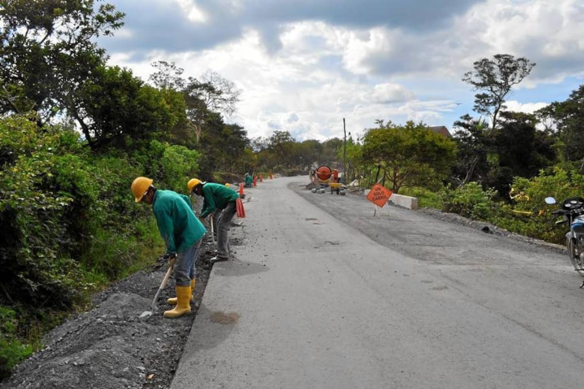 Obras de pavimentación que se ejecutan en la vía Guavatá – Puente Nacional, del primer kilómetro de los 7.5 que están contratados en esta fase inicial. (Foto: Luis Fernando Martínez Vargas/VANGUARDIA LIBERAL)