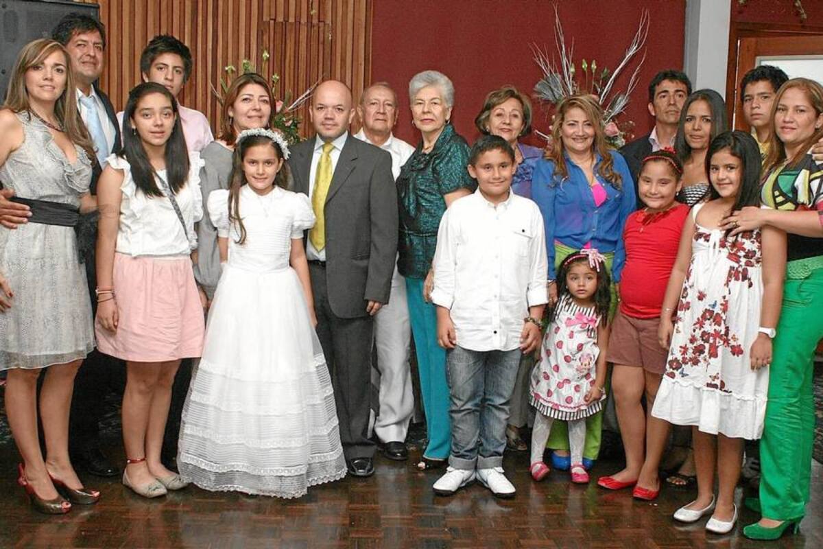 Adriana Carvajal, Martin Bernal, Gabriela Martínez, Santiago Bernal, Mariana Bernal Carvajal, Luz Elena Bernal, José Luis Martínez, Juan Pérez, Rosario Castillo, Luz de Carvajal, Santiago Oyola, Jacqueline Manrique, Gabriela Ramírez, Óscar Carvajal, Vilma Delgado, María Paula Ayala, María Juliana Jiménez, Fabián Ayala y Olga Cadena. (Foto: Mauricio Betancourt / VANGUARDIA LIBERAL)