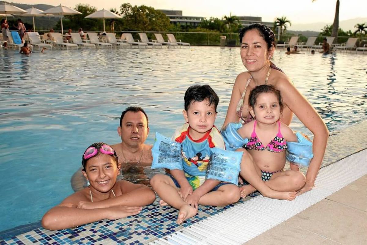 Silvia Fernanda Romero, Julio Cesar Serrano, Margarita María Vargas, Samuel Serrano y Mariana Serrano. (Foto: Mauricio Betancourt/ VANGUARDIA LIBERAL)