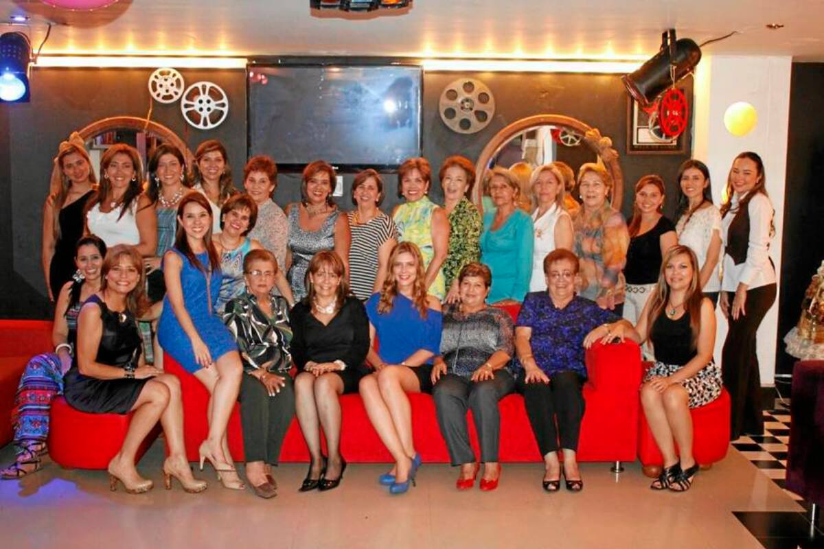 Diana Villabona, Rosemary Vesga, Carolina Rubiano, Clara Ariza, Gilma de Ariza, Olga Patricia Vesga, Natalia Soto, Rosaura Jerez de Arias, Lina de Prada, Claudia Arias, Silvia Vera, Sandy Solano, Nathalia Solano, Zyomara Arias, Gladis de Galeano, Janeth Ariza, Martha Ariza, Leonor Ariza, Olga Rueda, Miryan Jerez, Ofelmina Arias, Alicia Arias, Laura Ballesteros, Carolina Sierra y Andrea Torres. (Foto: Nelson Díaz / VANGUARDIA LIBERAL)