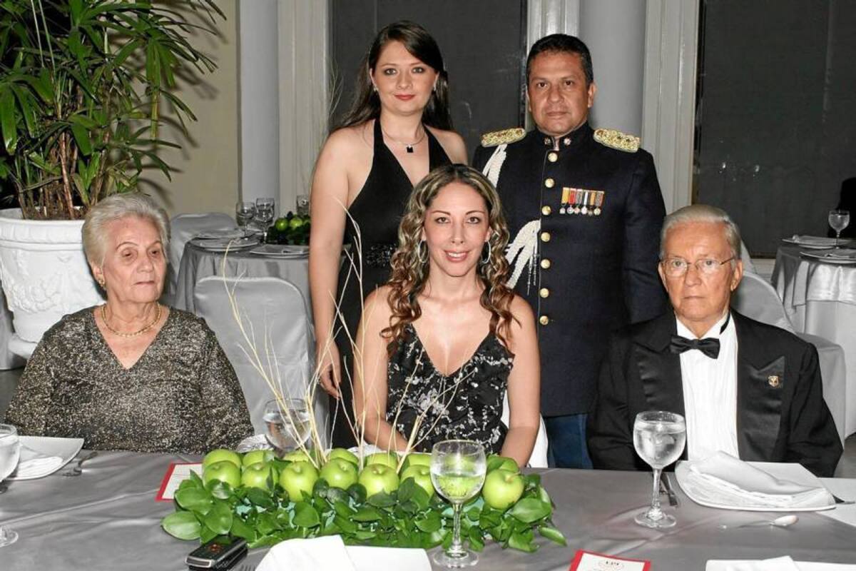 Vanessa Villamizar Franco, Teniente Coronel Néstor Barrera, Paulina Angarita Buitrago, Elizabeth Amaya y Capitán Gabriel Angarita Buitrago. (Foto: Mauricio Betancourt/ VANGUARDIA LIBERAL)