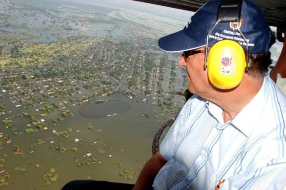 El Minagricultura Juan Camilo Restrepo Salazar, sobrevoló las zonas agrícolas y ganaderas anegadas en la Costa Atlántica.(Foto: Suministrada/VANGUARDIA LIBERAL)