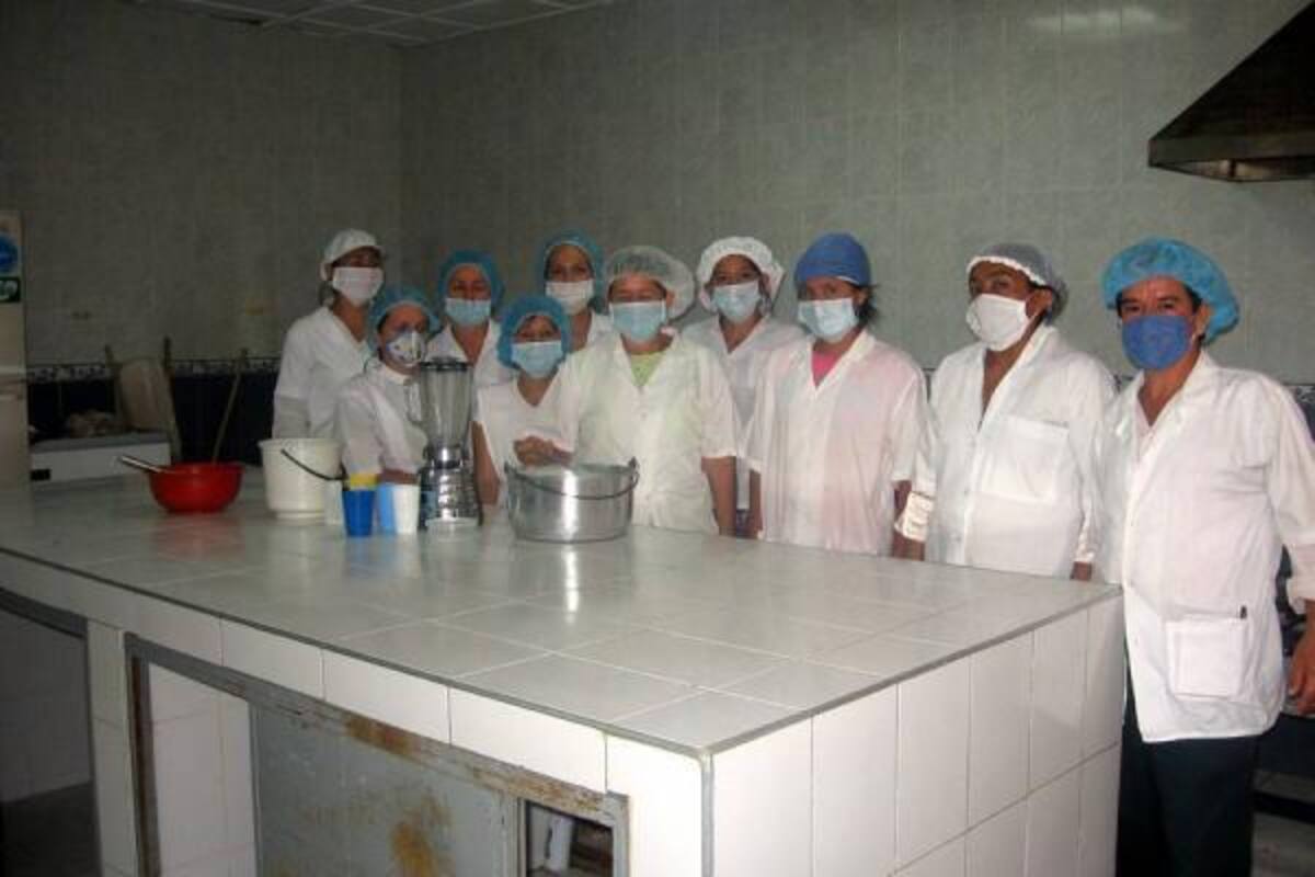 En la imagen un grupo de estudiantes del Sena culminan su capacitación de lácteos con la elaboración de 'avena cubana'. (Foto: Nancy Acuña R /VANGUARDIA LIBERAL)