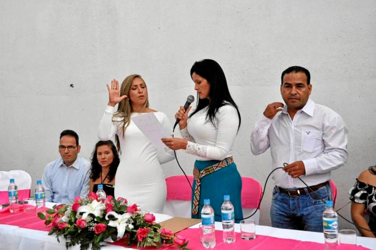 Momentos en que la Alcaldesa de Barbosa, Rocío Galeano toma juramento a la nueva gerente del Hospital San Bernardo, Sandra Castañeda Álvarez. (Foto: Luis Fernando Martínez Vargas. /VANGUARDIA LIBERAL)
