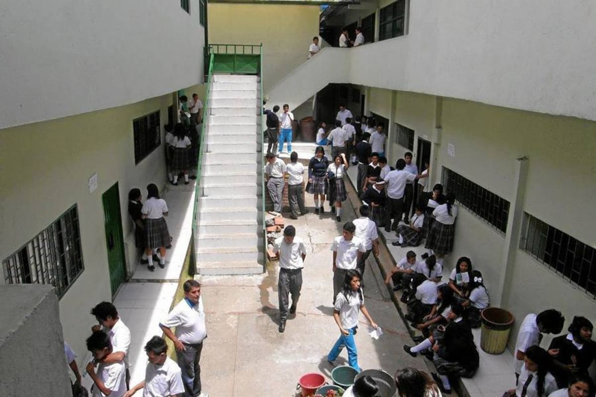 En los pasillos, gradas y sitios aledaños a los salones tienen que pasar el recreo los estudiantes del Colegio Trinidad Camacho Pinzón, ya que no cuentan con un patio de recreo. (Foto: Luis Fernando Martínez Vargas /VANGUARDIA LIBERAL)