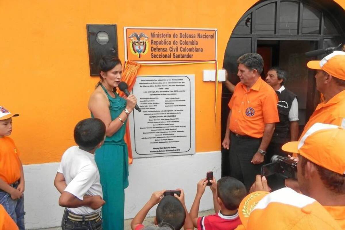Simulacro de incendio que protagonizaron los voluntarios de la Defensa Civil de Barbosa, demostrando la capacidad de atender este tipo de emergencias. (Foto: Luis Fernando Martínez Vargas /VANGUARDIA LIBERAL)