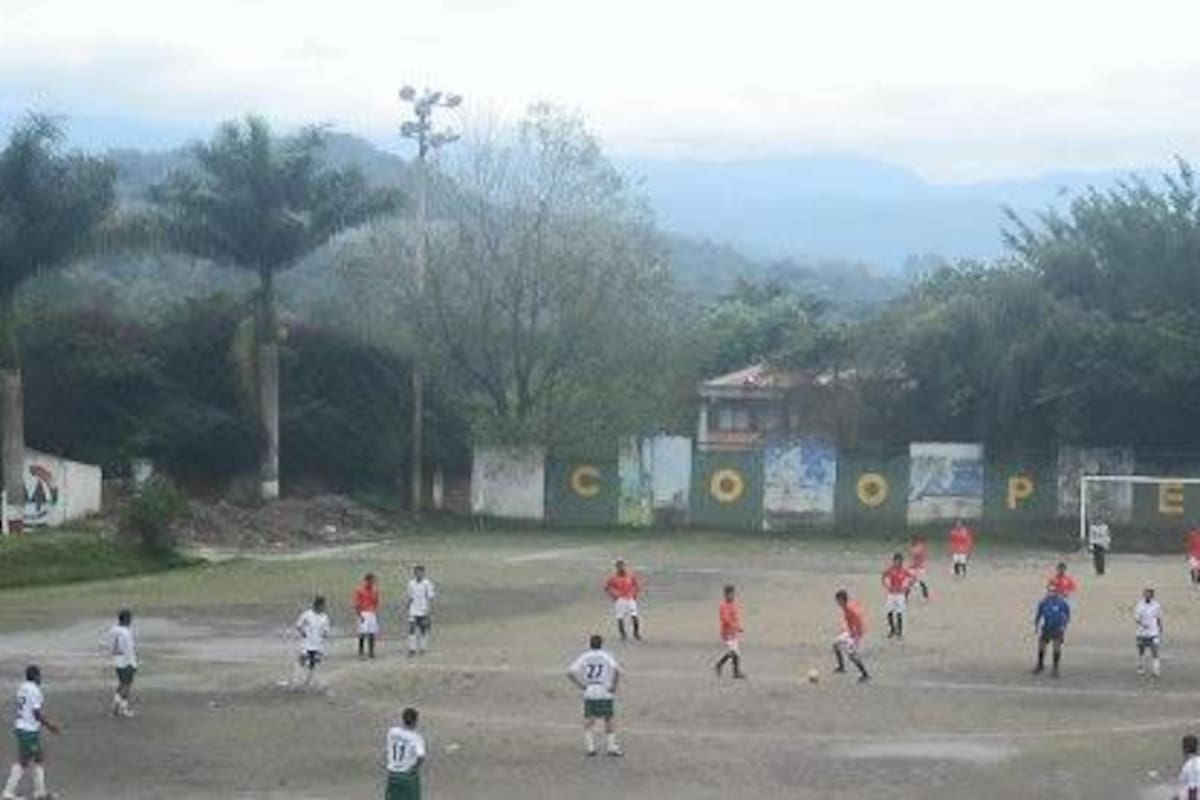 33 equipos participan en el Campeonato Regional de Fútbol que se juega en Barbosa los sábados y domingos. En la imagen uno de los partidos jugados el lunes festivo en la cancha del barrio Gaitán,(Foto: Nancy Acuña R /VANGUARDIA LIBERAL)