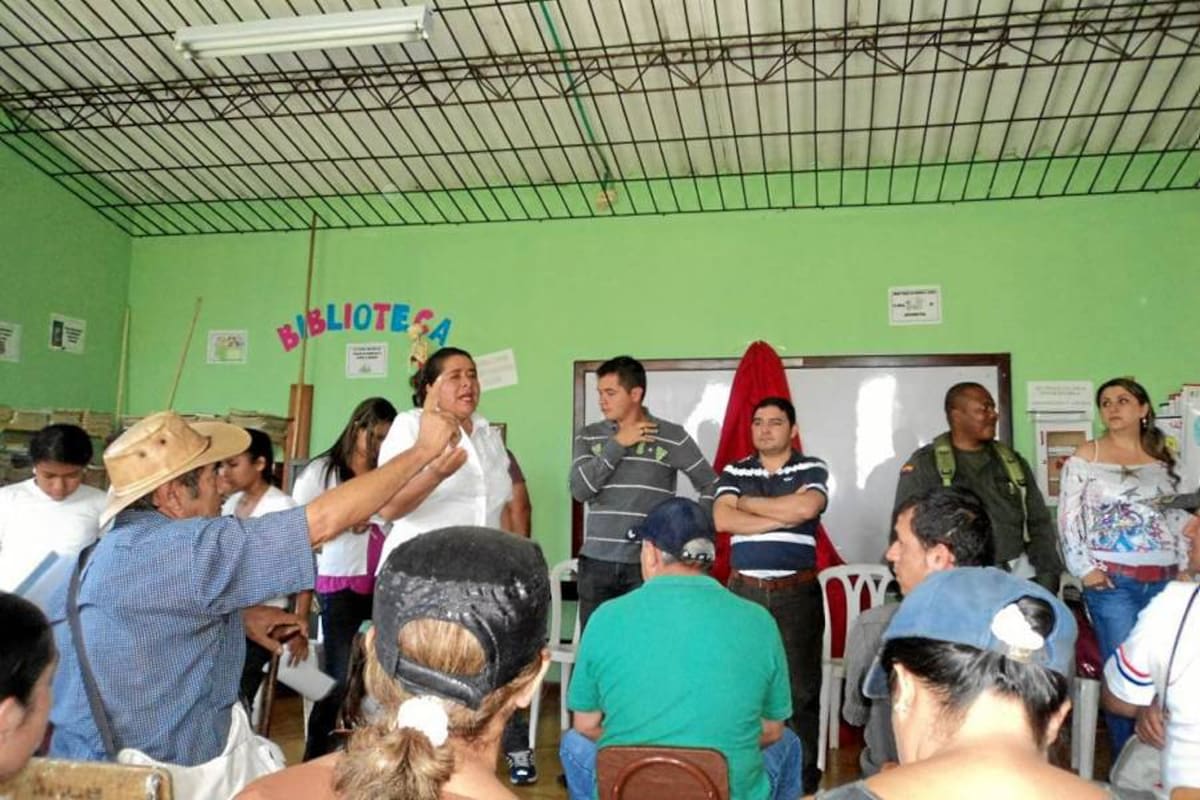 Reunión que sostuvo el alcalde de Puente Nacional, José David Beltrán Obando, con la rectora y habitantes de la vereda Semisa bajo, debido a la creciente ola de inseguridad. (Foto: Suministrada/VANGUARDIA LIBERAL)