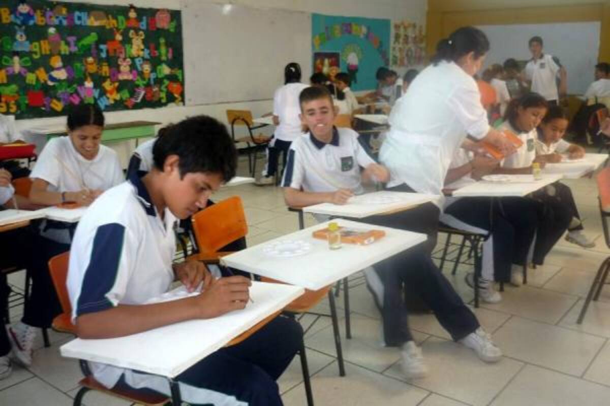 Niños de educación especial del Instituto Integrado de Comercio sede B reciben formación en pintura y bisutería.(Foto: Suministrada /VANGUARDIA LIBERAL )