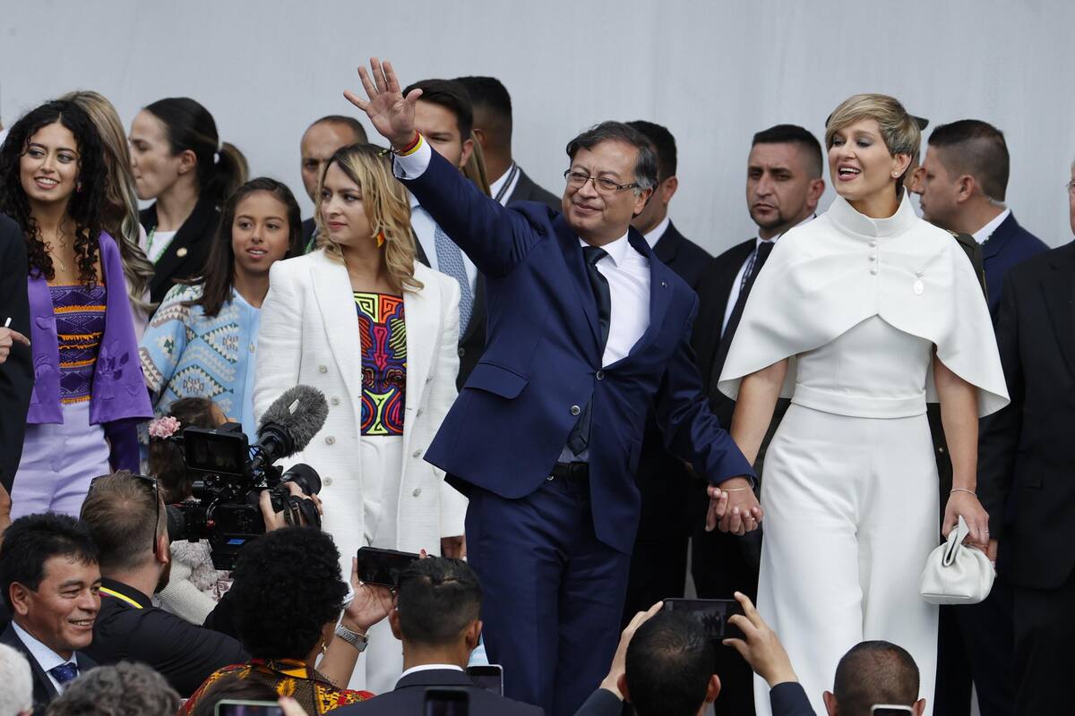 AME7949. BOGOTÁ (COLOMBIA), 07/08/2022.- El presidente de Colombia, Gustavo Petro, y su esposa Verónica Alcocer, llegan para participar en la ceremonia de investidura hoy, en la Plaza Bolívar de Bogotá (Colombia). EFE/ Mauricio Dueñas Castañeda