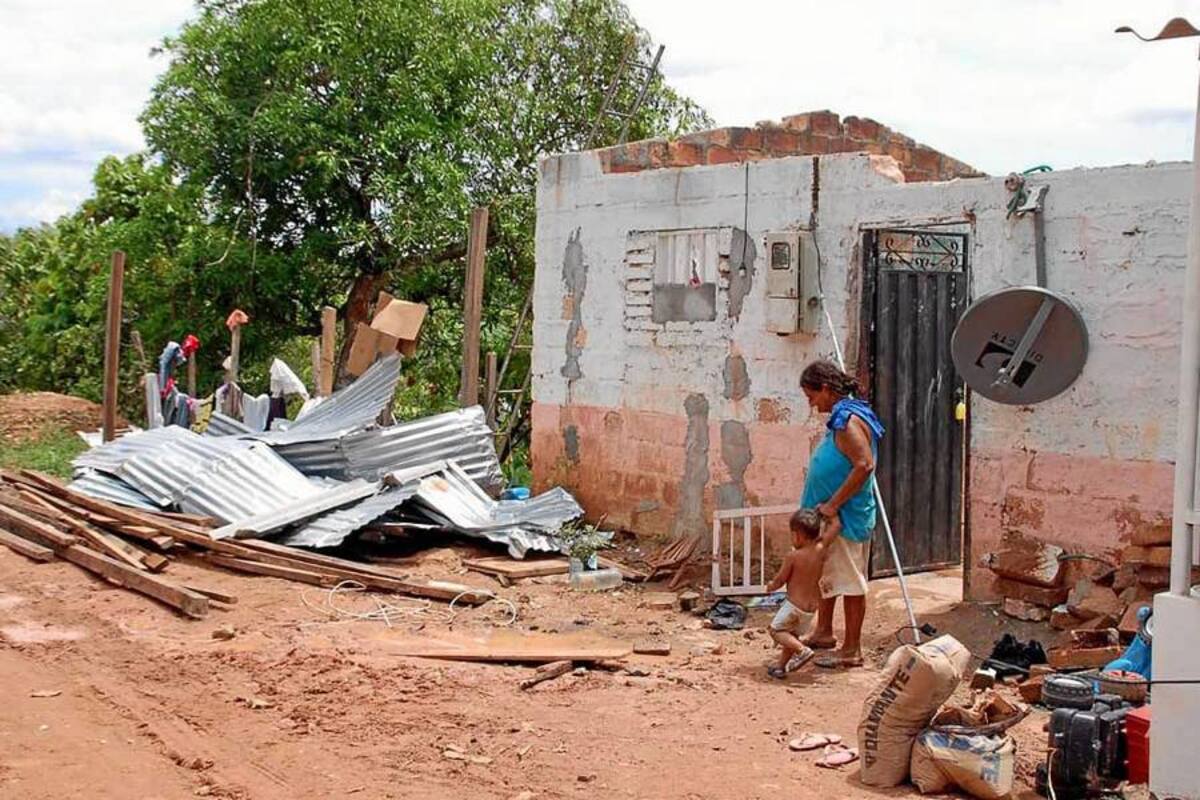 Una casa semidestruida y una sin tres tejas fue el saldo que dejó en paso del ventarrón por el sector Rabolargo.