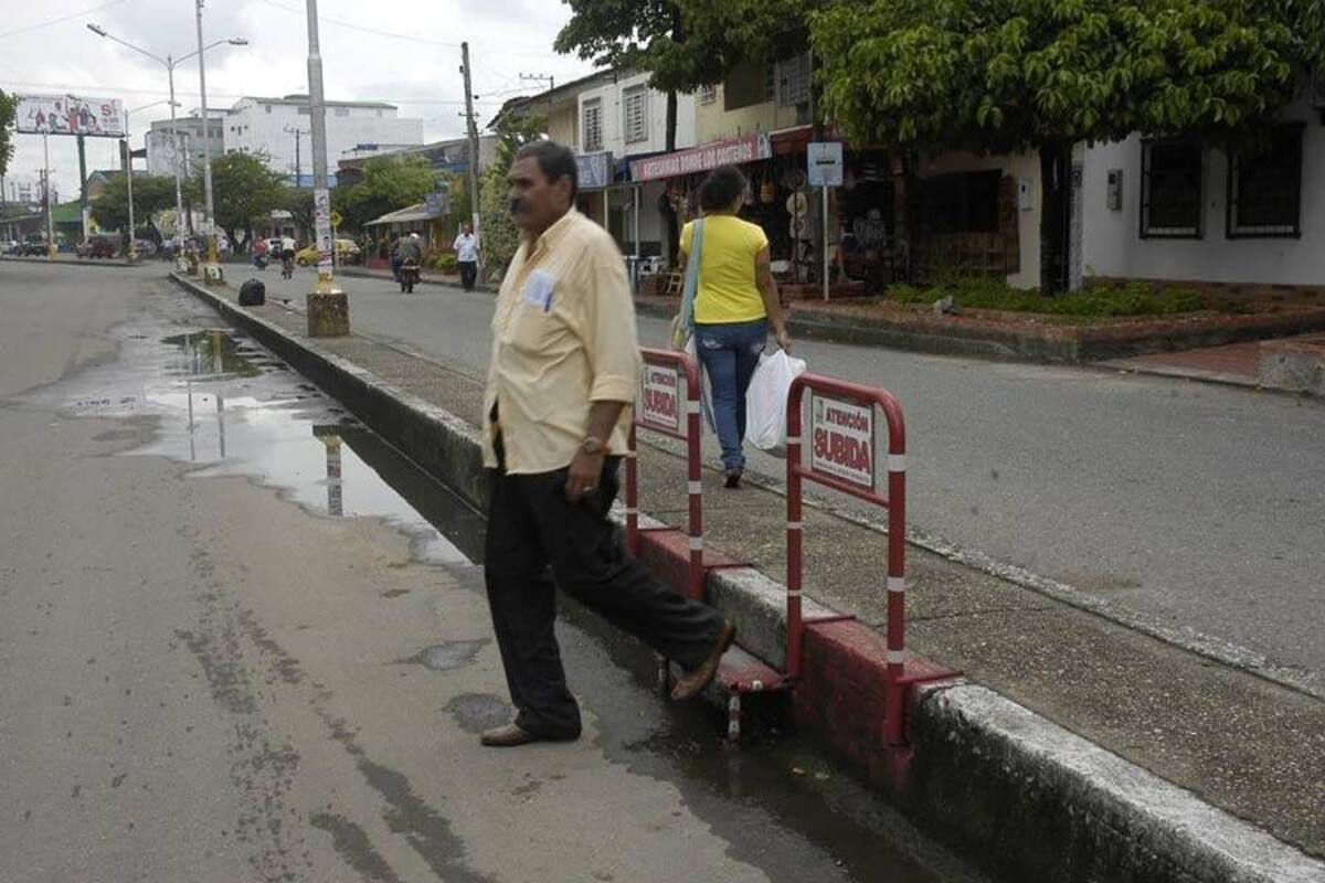 Por iniciativa de un comerciante del sector, desde hace algunos meses en la Avenida 52 con calle 22 se ubica esta pequeña escalera, que ayuda a las personas a subir el separador alto. Esta es la única ayuda de movilidad que se puede observar en esta importante vía del Puerto Petrolero. (Foto: Edgar Pernett/VANGUARDIA LIBERAL)