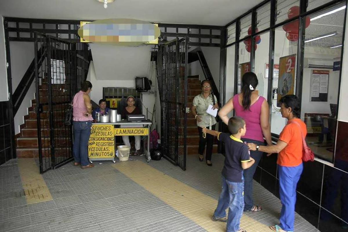 Aunque muchos parques, andenes e instituciones públicas nuevas cuentan con rampas y accesos para personas con discapacidad, en la ciudad se pueden contar otros muchos ejemplos de lugares públicos inaccesibles como la Registraduría Municipal. (Foto: Edgar Pernett/VANGUARDIA LIBERAL)