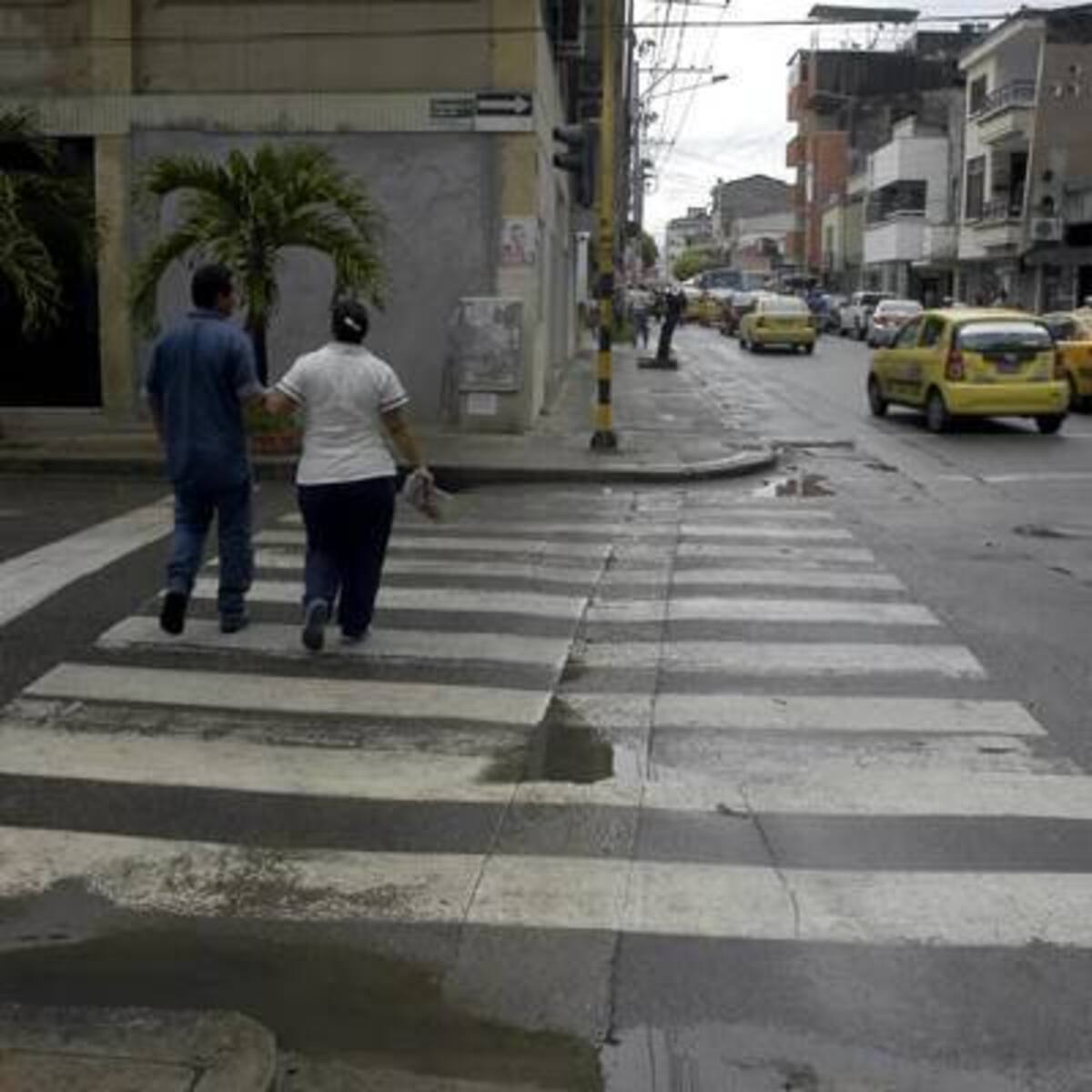 La calle 49 es una de las vías más concurridas por los barranqueños. Sin embargo, una persona en silla de ruedas se enfrenta al dilena en este cruce. (Foto: Edgar Pernett/VANGUARDIA LIBERAL)