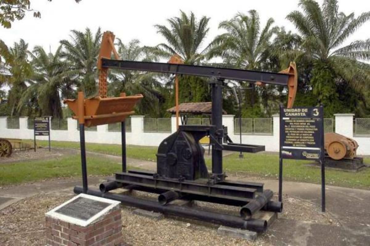 El equipo más antiguo que se puede encontrar en el Museo del Petróleo es este machín, llamado Unidad de Canasta, y que tiene 91 años de historia. El aparato requería de, por lo menos, 20 trabajadores para hacerlo funcionar y fue utilizado en la exploración del primer pozo encontrado llamado Infantas. (Foto: Edgar Pernett/VANGUARDIA LIBERAL)