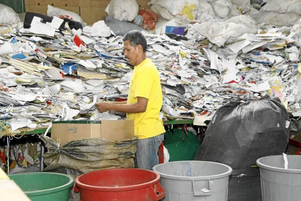 Del total de basura que se genera en el área metropolitana de Bucaramanga, el 81% son residuos orgánicos e inorgánicos que se pueden recuperar. Sin embargo, al final, de esto solo se recicla el 2,3%, lo demás se va directo al relleno. (Foto: César Flórez / VANGUARDIA LIBERAL )