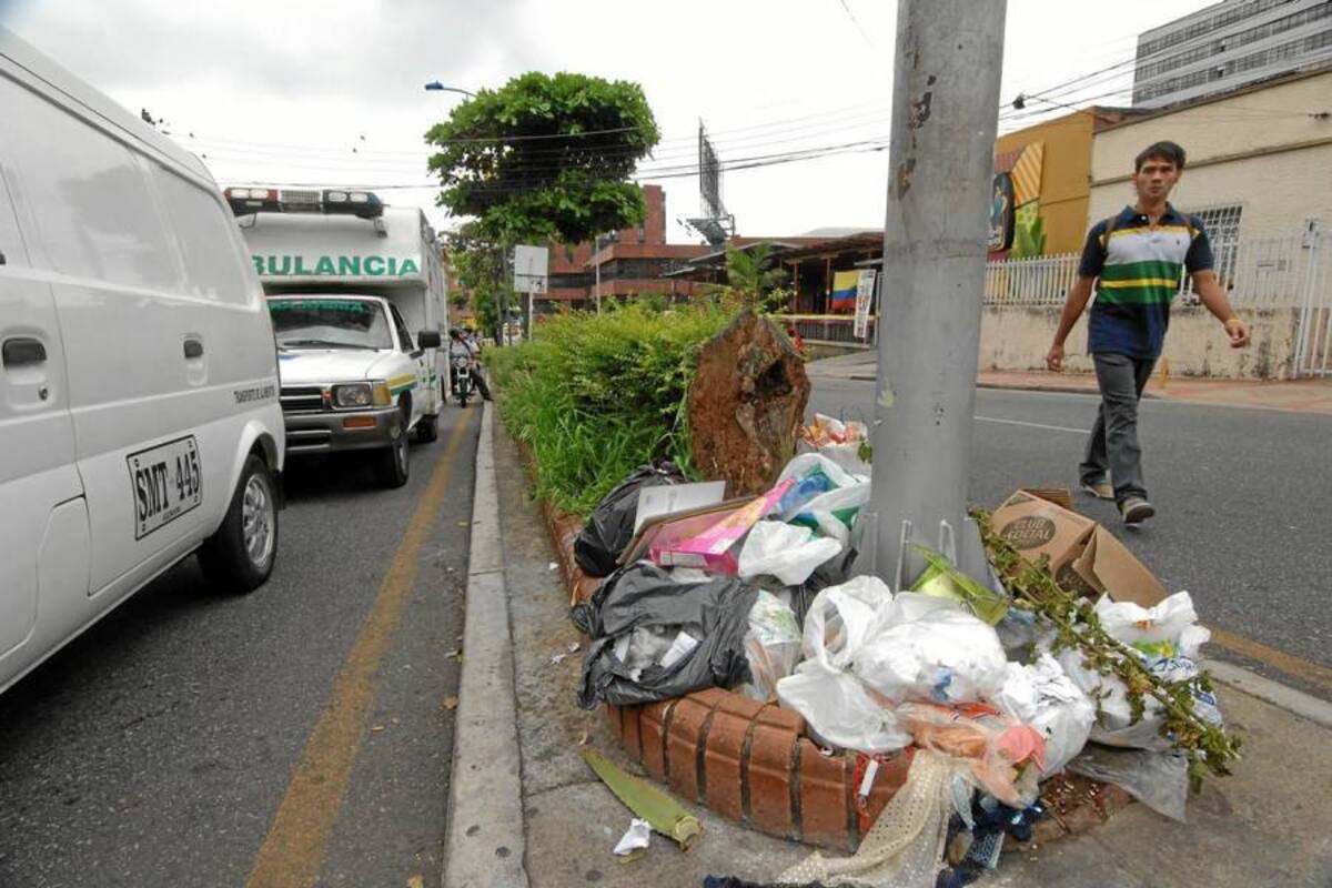 Dejar residuos sólidos en los separadores es una de las acciones más frecuentes de los bumangueses, la cual no está permitida. (Foto: Jaime del Río / VANGUARDIA LIBERAL)