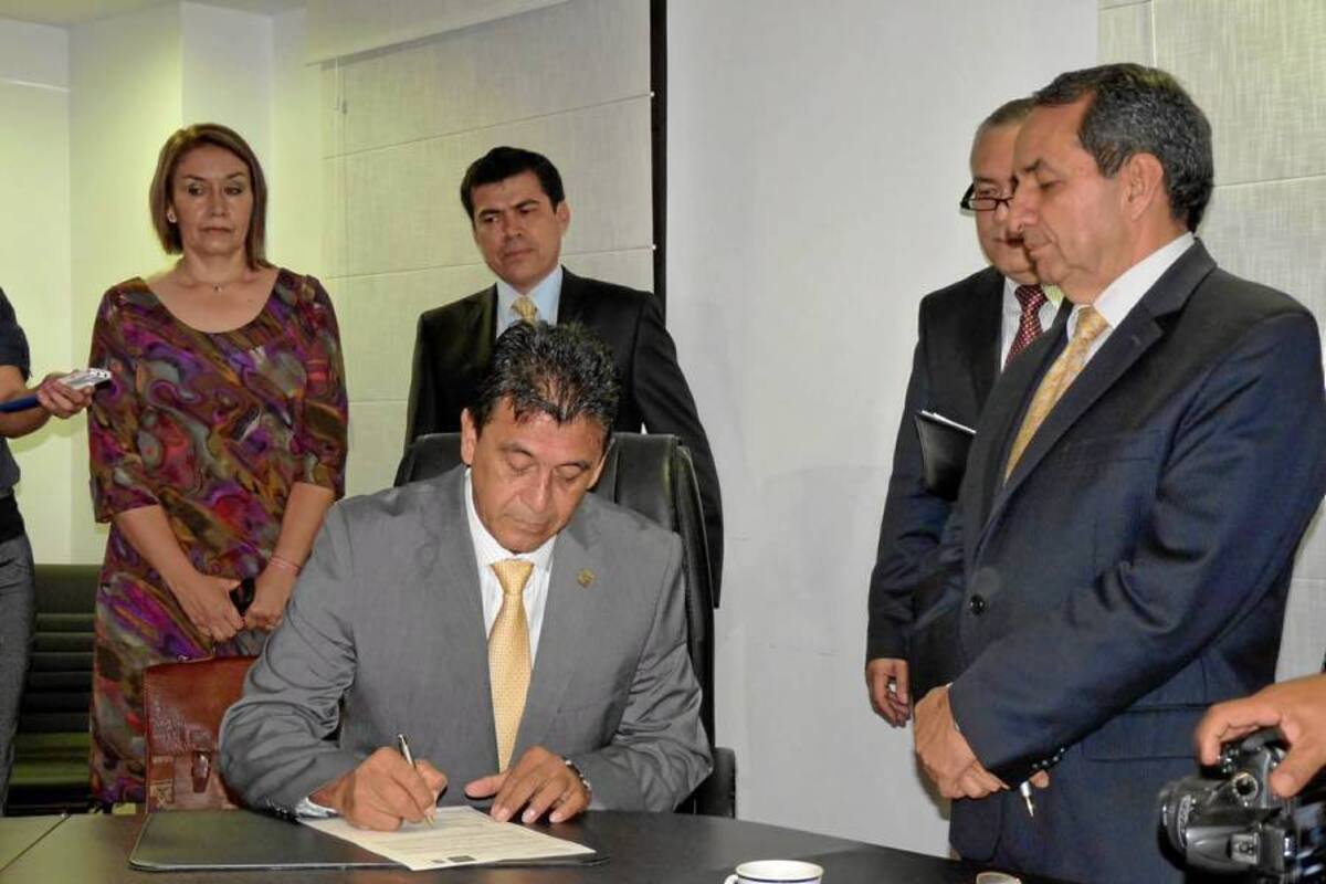 Ayer al final de la tarde fue posesionado Gilberto Carrillo como nuevo rector de la UIS. Sin embargo su nombramiento está a la espera de ser confirmado o revocado según el fallo en segunda instancia de la tutela que ordenó su designación. (Foto: Nelson Díaz / VANGUARDIA LIBERAL)