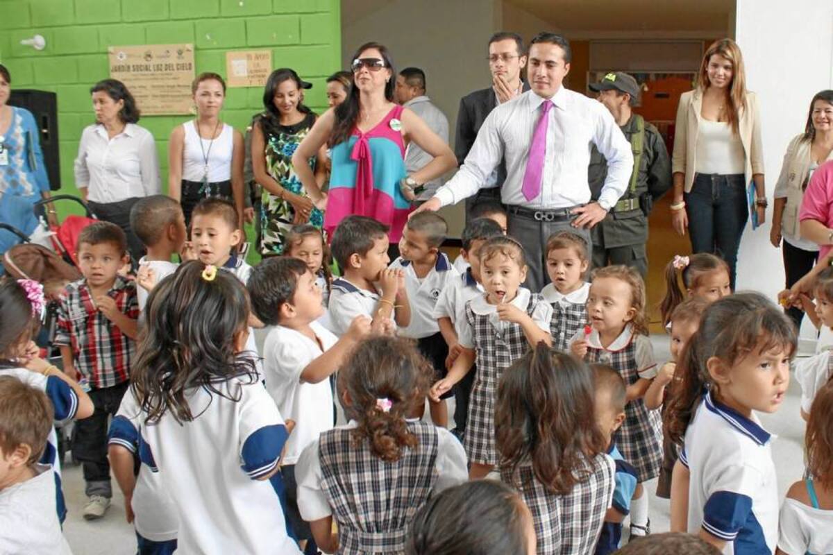 El gobernador de Santander, Richard Aguilar Villa recorrió algunos hogares del Instituto Colombiano de Bienestar Familiar, Icbf, en los barrios Kennedy y Café Madrid. Según dijo, “es preciso mejorarles las condiciones de albergue a estos menores y apoyar, de una manera más decidida, a las madres comunitarias que los cuidan”. Por eso, desde ya, se comprometió con la construcción de una megaludoteca en esta parte de la Comuna Norte. (Foto: / VANGUARDIA LIBERAL)