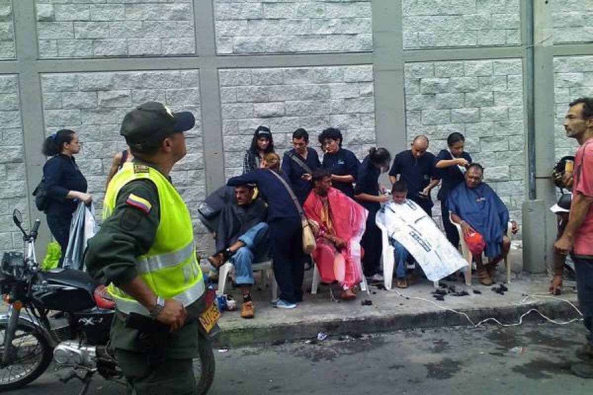 Los habitantes de la calle además de bañarse, recibieron ropa limpia, medicina y alimentos. También les cortaron el cabello. (Foto: Archivo/VANGUARDIA LIBERAL)